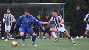 Óscar López, de fondo, durante el duelo del Castellón B.