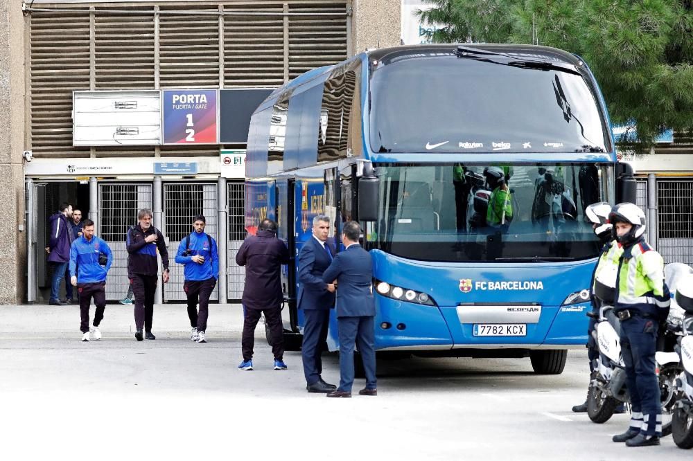 Els jugadors del Barça surten del Camp Nou