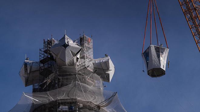 La Sagrada Família coloca la cima de su torre principal