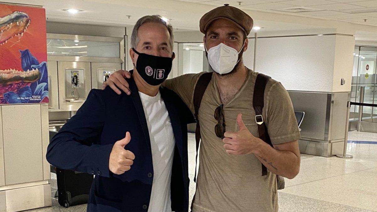 Gonzalo Higuaín (derecha) a su llegada a Miami