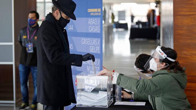 Un socio depositando su voto en Girona