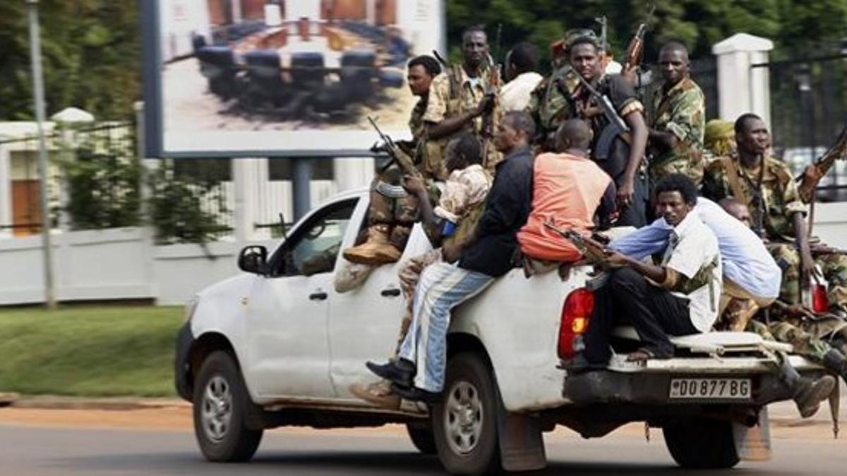 Tropas rebeldes del grupo Séléka circulan en un vehículo por Bangui, este jueves.