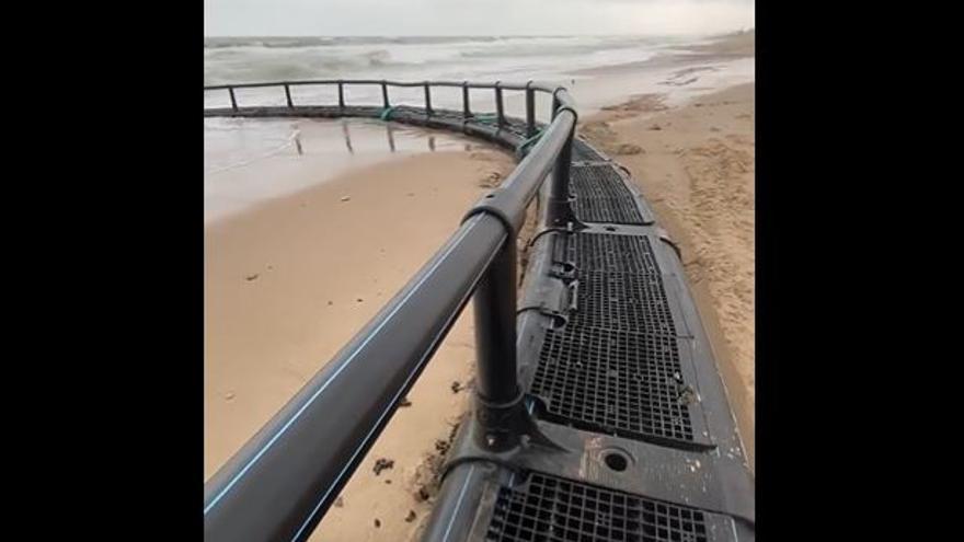 El temporal arrastra una piscifactoría a la arena de Pinedo