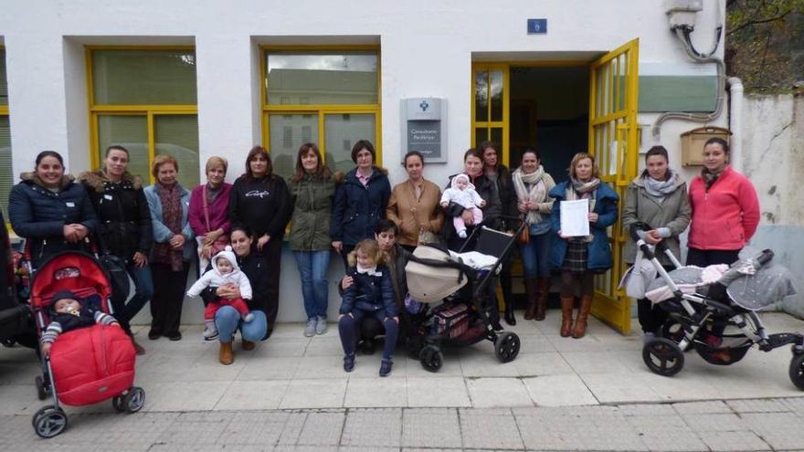 Una representación de las madres de la zona de Navelgas, ayer, ante el centro de salud de la localidad.