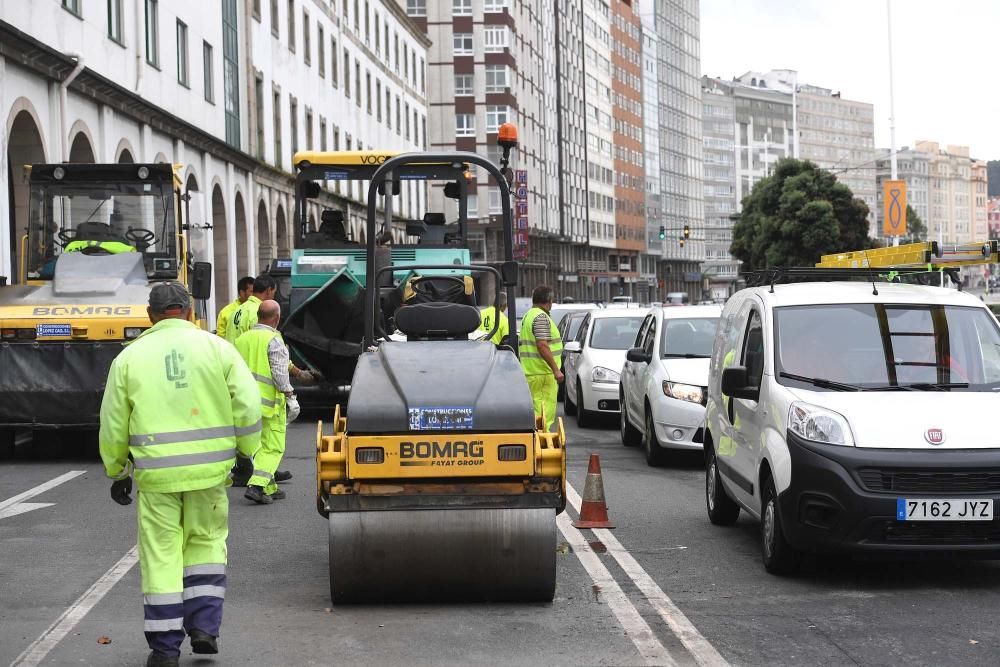 La reposición del firme en un paso de peatones inutilizado ha afectado al tráfico en zonas como la plaza de Pontevedra, San Andrés y Juana de Vega.