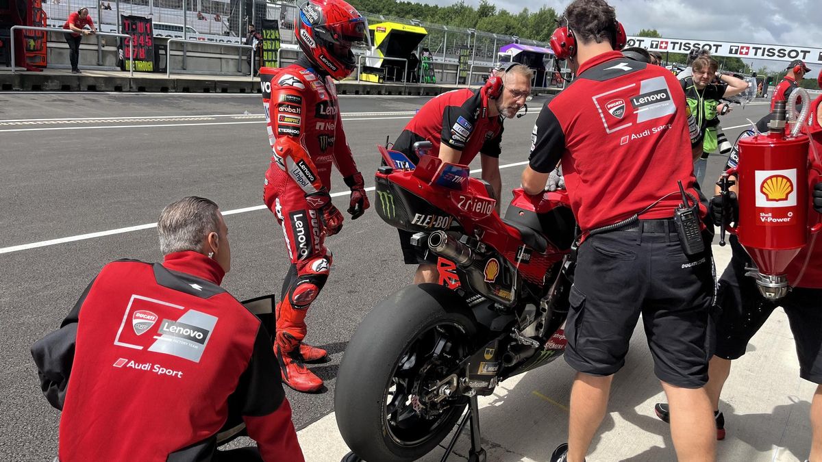 Marc Márquez tuvo que estar pendiente toda la sesión de hoy, en Brno, de los problemas que sufrieron sus motos.u