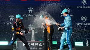 Max Verstappen y Charles Leclerc bañan en champagne al vencedor de Miami, Lando Norris