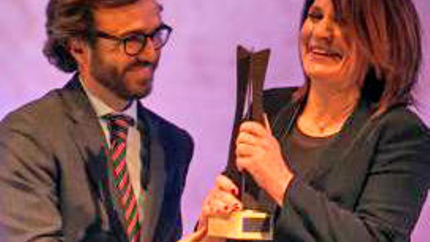 La fundadora de Euroresidentes, Rebecca Rippin, recoge el galardón que le entrega Aitor Moll.