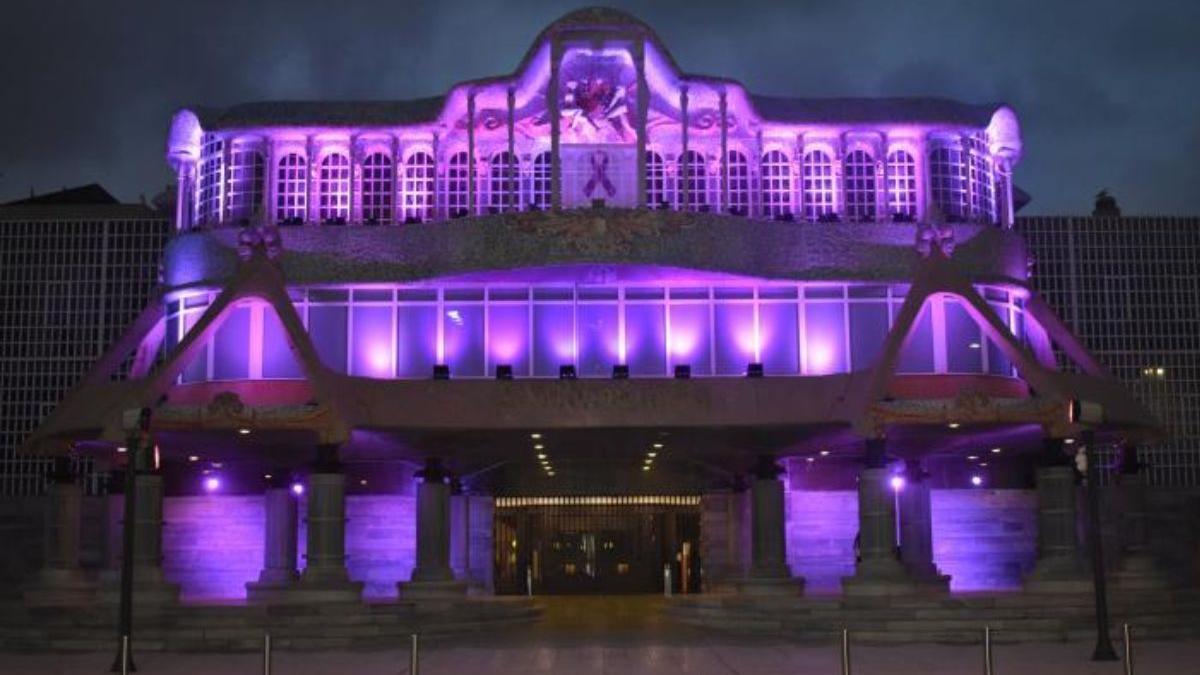 Fachada principal de la Asamblea Regional iluminada con motivo del Día Internacional de la Mujer