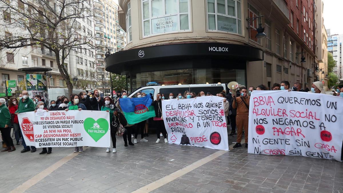 Manifestación en València por el desahucio de 38 personas en la Pobla de Vallbona