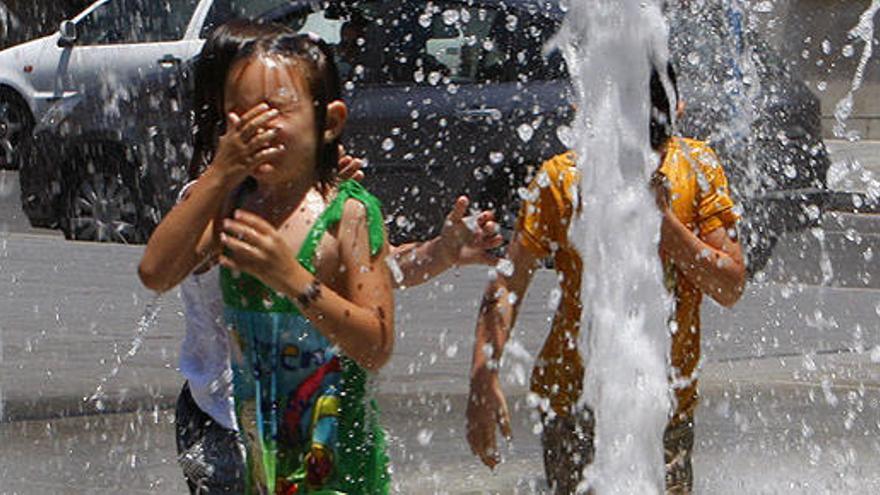 El calor y el  viento mantienen en alerta a 21 provincias