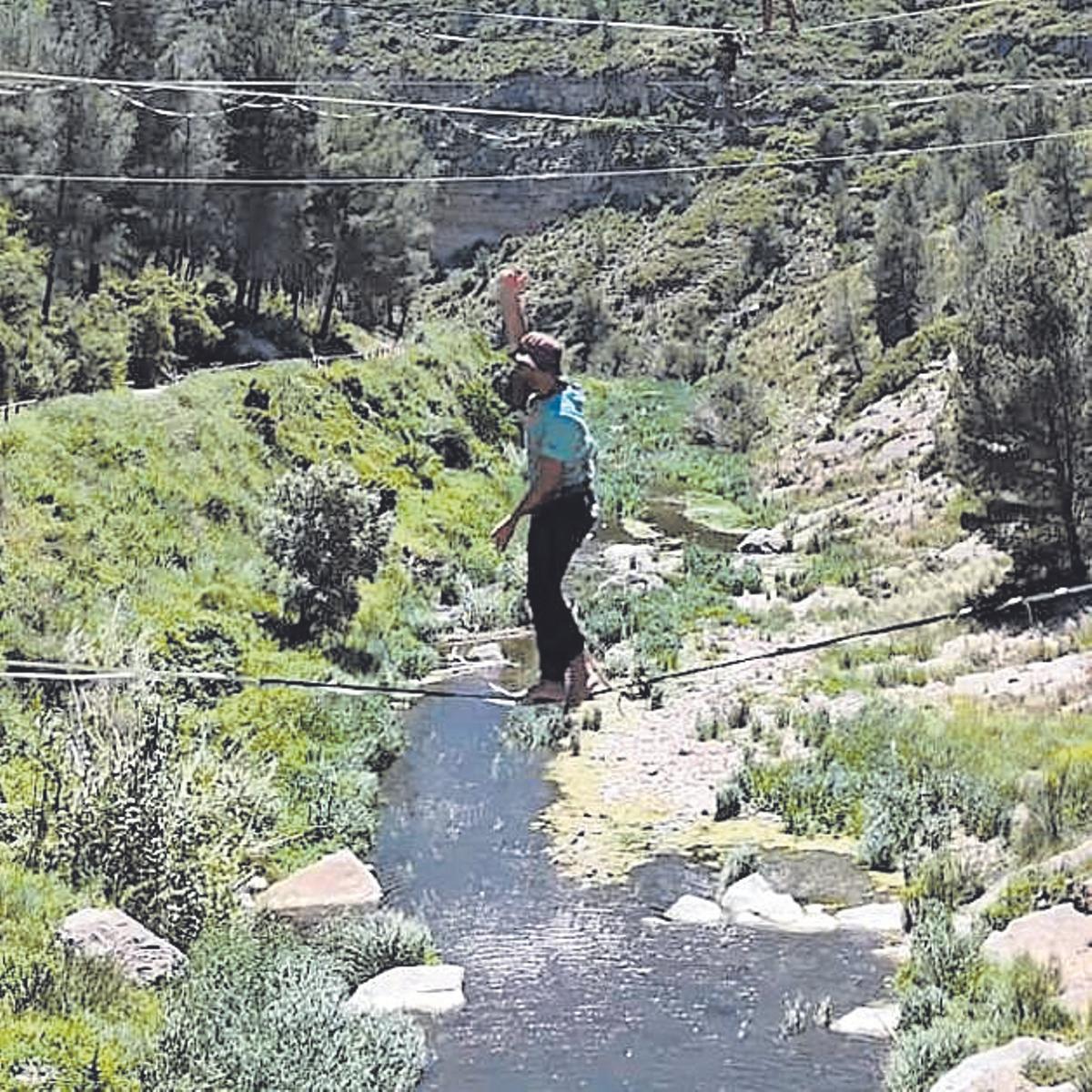 Funambulista en Jérica practicando sobre una instalación ilegal