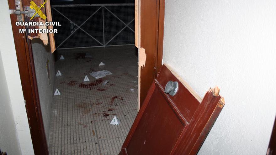 Así ha quedado la puerta que destrozó el agresor al entrar a la casa de la víctima