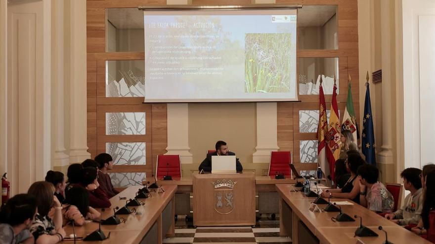 El alcalde de Cáceres mantiene un encuentro del Instituto García Téllez