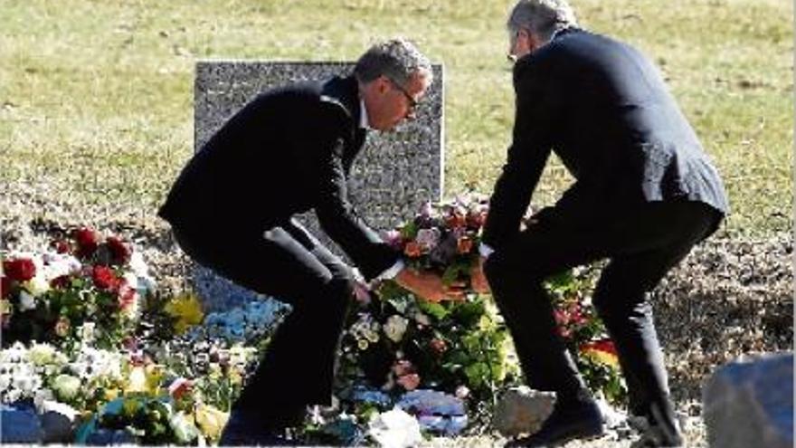 El president de Lufthansa, Carsten Spohr (a l&#039;esquerra), i el de Germanwings van homenatjar les víctimes