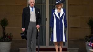 El rey Carlos y la reina consorte Camila, durante un acto en el palacio de Buckingham.