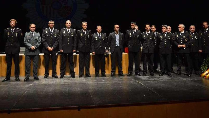 Foto de familia de los agentes y ciudadanos condecorados en esta edición de los Ángeles Custodios. // Gustavo Santos