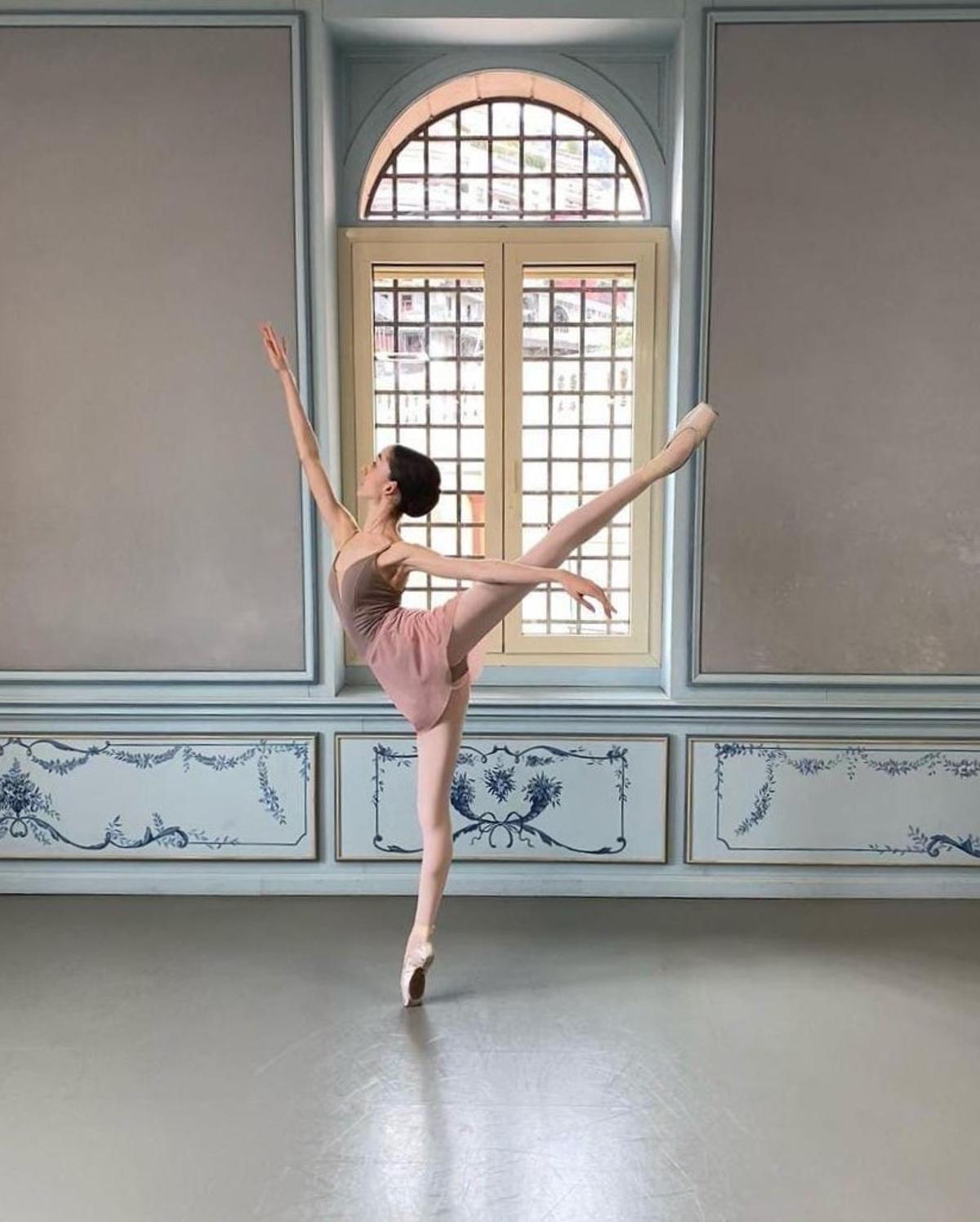 Una imagen de Carla bailando ballet clásico.
