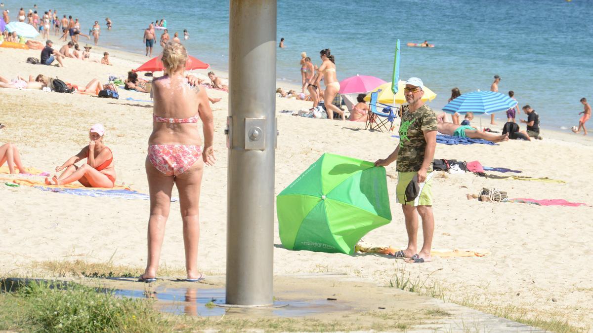 Los concellos, como el de Cangas, tuvieron que cerrar este verano las duchas en las playas para ahorrar agua.