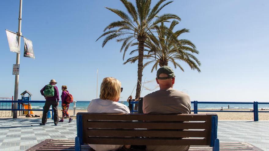 Temperaturas sin cambios y cielos poco nubosos hoy en Alicante