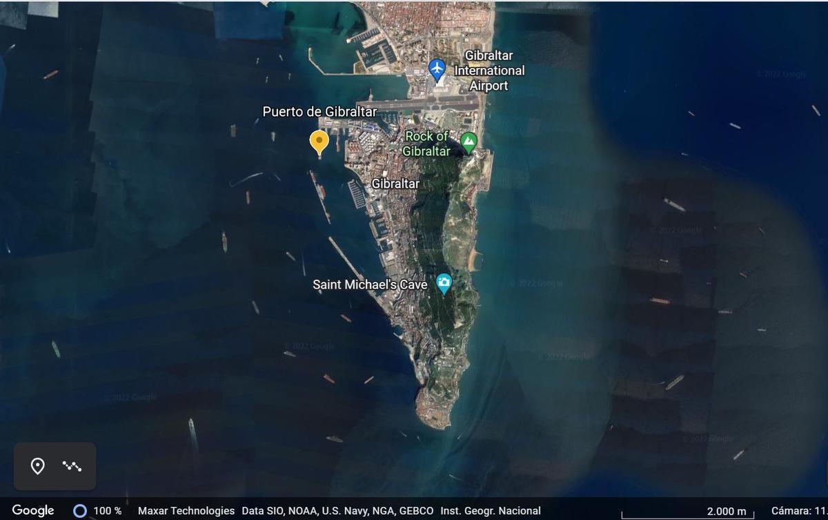 Imagen aérea de Gibraltar, con el aeropuerto al norte (encima está la Verja que lo separa de España) y el puerto.