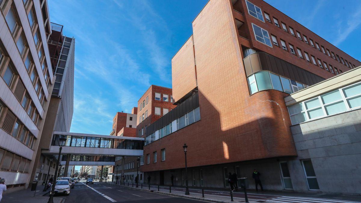 Fachada del Hospital Clínico de València, situado en la avenida Blasco Ibáñez. / F. CALABUIG