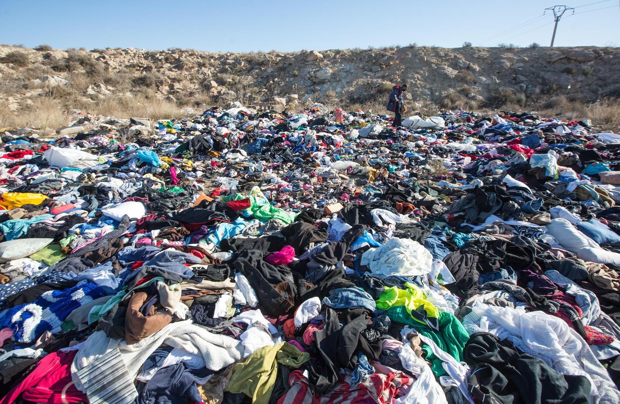 Explanada de ropa usada en un terreno de Rabasa en Alicante