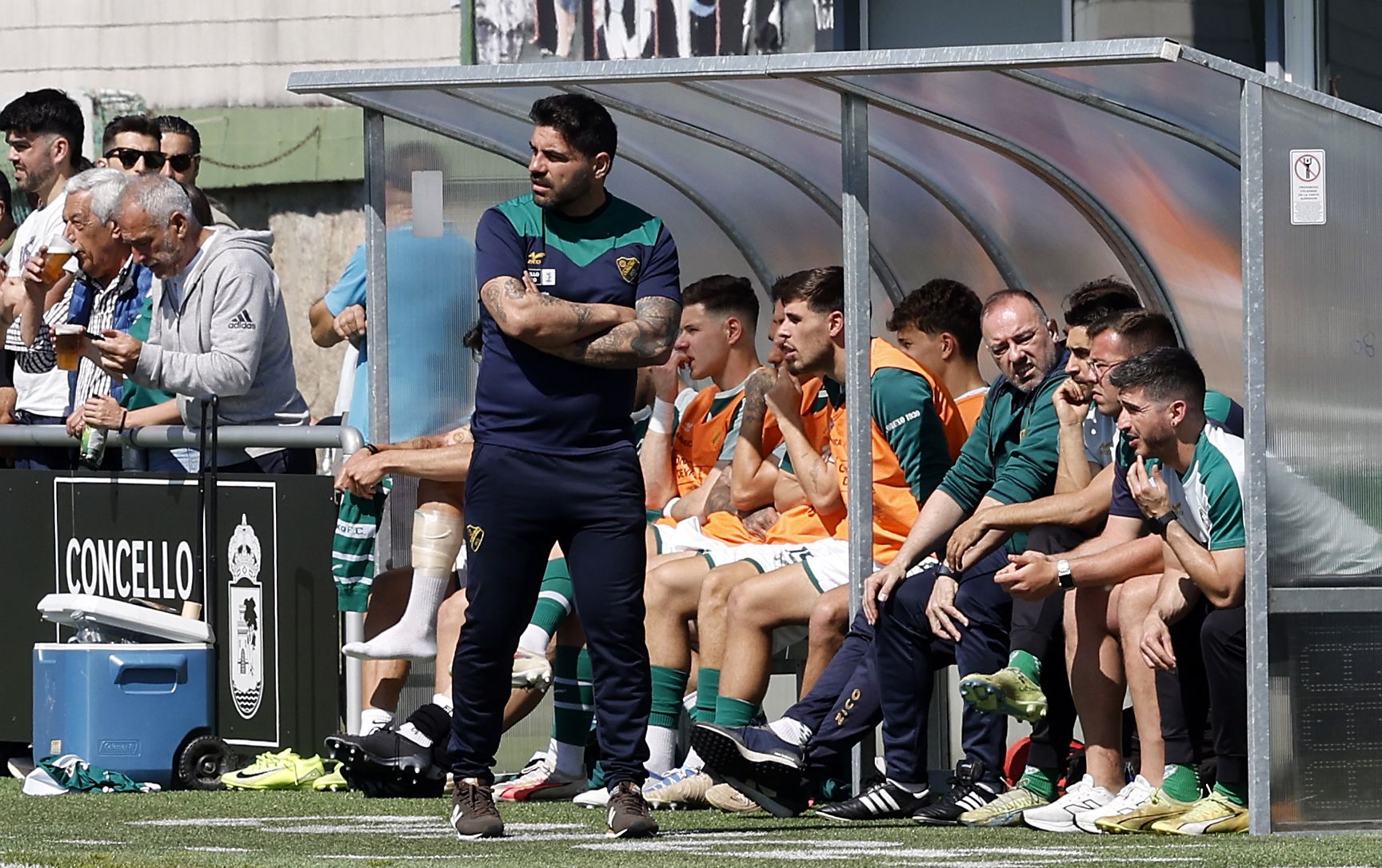 Javi Fernández, entrenador del Coruxo, en el partido contra el Rayo Cantabria