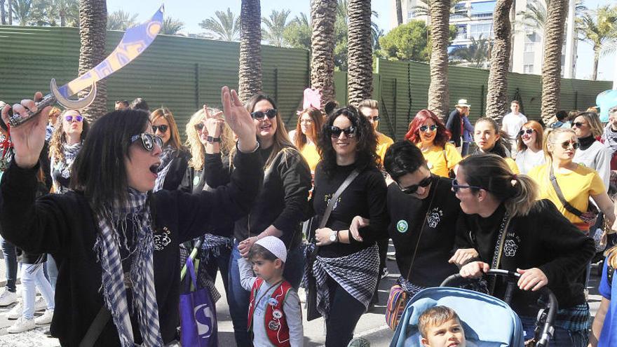 Un grupo de festeras en una filá durante el pasacalles.