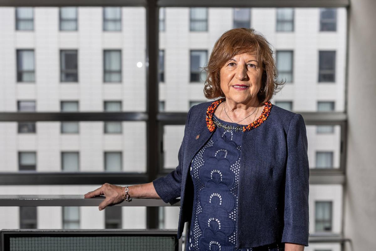 Barcelona 16/10/2025 Sociedad Carmen Llasat,presidenta del Observatorio de Zonas Inundables de Catalunya,fotografiada en la Facultad de Física de la UB. AUTOR JORDI OTIX
