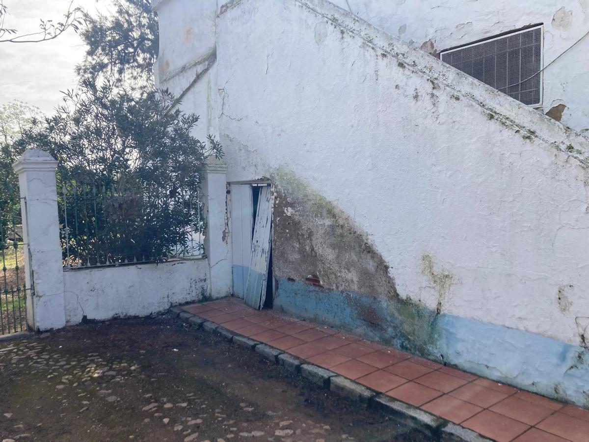 Los desperfectos en la ermita de Bótoa de Badajoz son visibles en muchos de sus rincones.