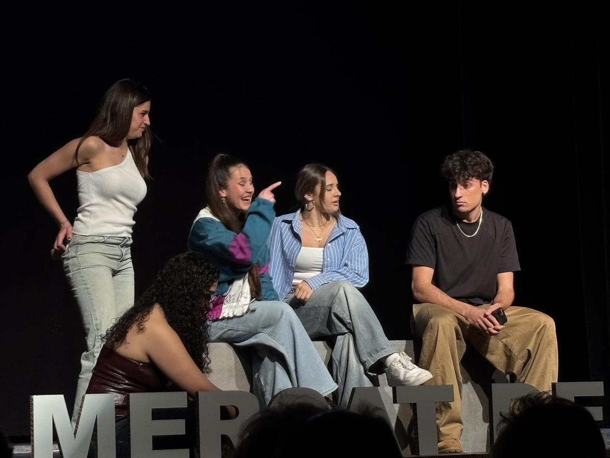 Joves participants protagonitzen una de les coreografies de l’espectacle