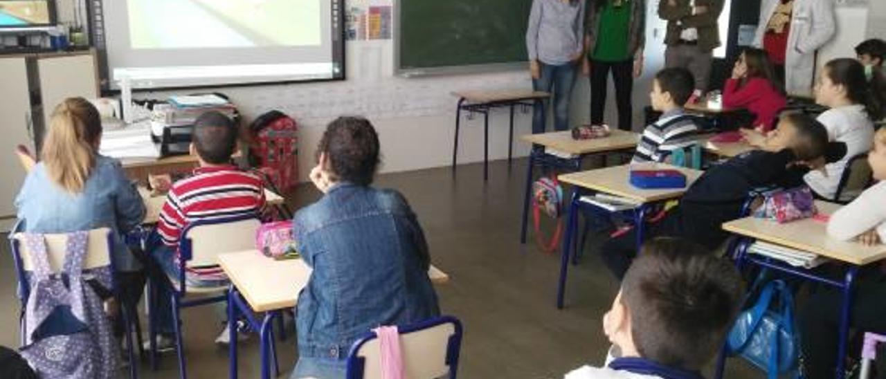 Alumnos de Crevillent siguen con atención una parte de la campaña «Aquología».