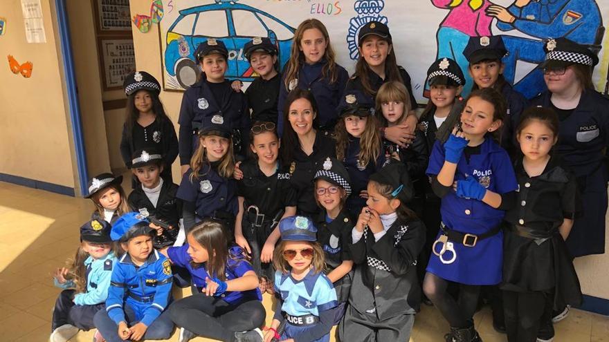 La delegada de Participación Ciudadana con las alumnas y alumnos del colegio Médico Pedro Herrero.