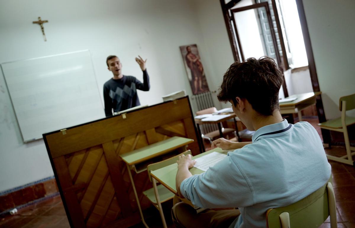 Los escolanos también reciben clases de lenguaje musical, cuyo aprendizaje luego utilizan en el ensayo de coro.