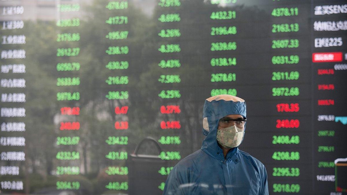 Los mercados de la China continental se desploman al volver a cotizar. En la foto, panel de la bolsa de Shanghái.