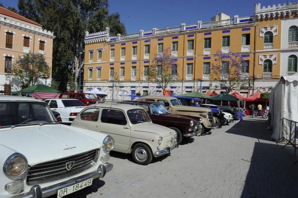 Lo coches antiguos conquistan  el Cuartel de Artillería