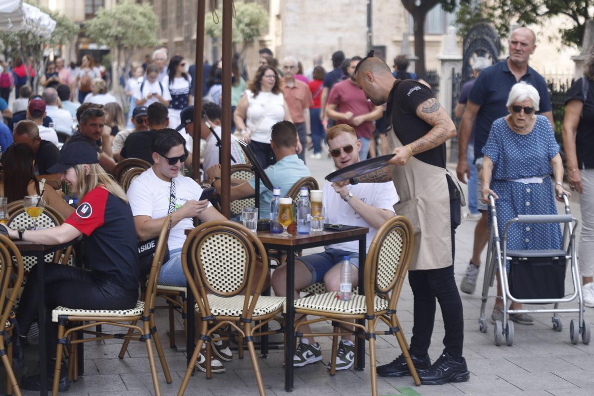 VALENCIA.VLC. LOS JOVENES DE 16 A 29 AÑOS ESTÁN ABOCADOS A TRABAJAR COMO CAMAREROS O DEPENDIENTES. BARES . CAMAREROS . TERRAZAS . CLIENTES