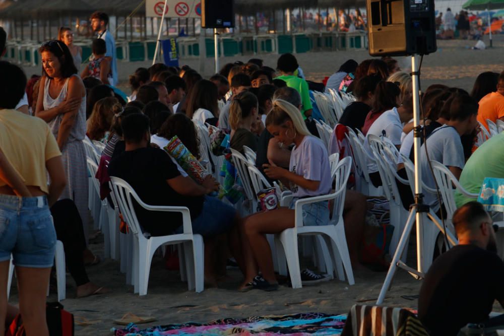Miles de personas se congregaron en el Cine Abierto de la playa de la Misericordia para ver el estreno de los dos primeros capítulos de La Casa de Papel.