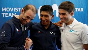 De izquierda a derecha, Alejandro Valverde, Nairo Quintana y Mikel Landa bromean en su hotel de Bruselas tras atender a la prensa.