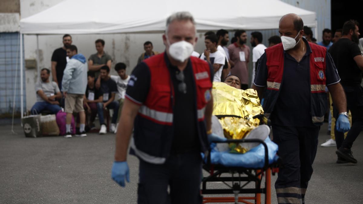 Paramédicos atendiendo a migrantes rescatados