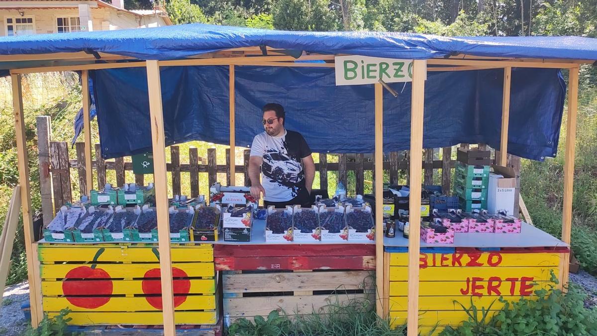 Daniel, en su puesto de la rotonda de Bertamiráns a Negreira.