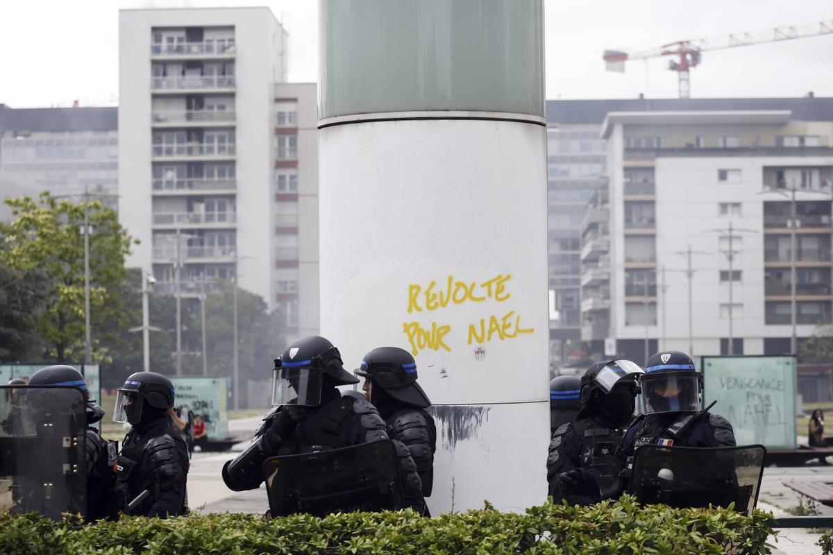 Mounia, la madre de Nahel encabeza una marcha blanca en Nanterre. La familia del joven fallecido ha convocado una marcha blanca en su memoria.