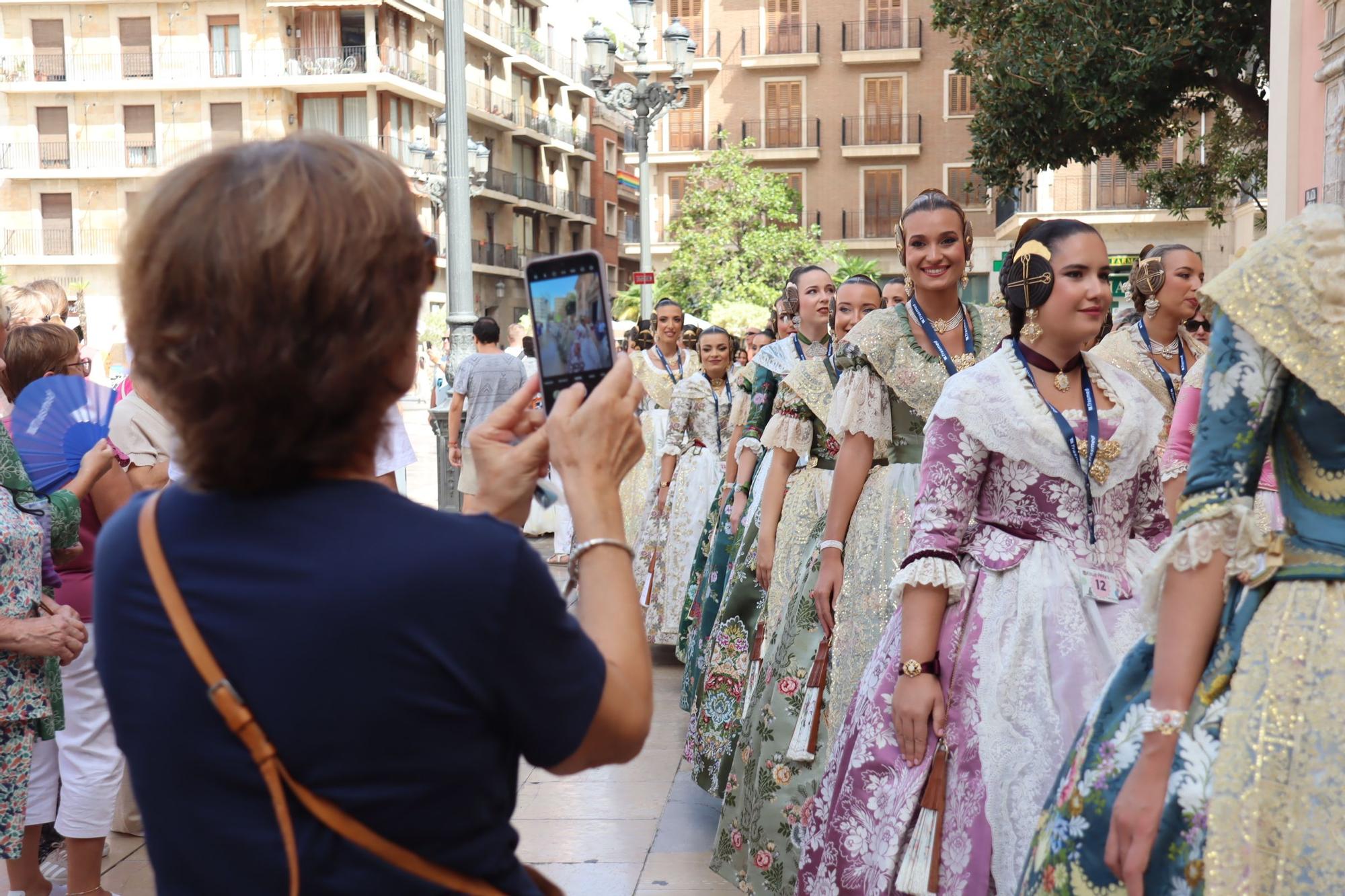 Baño de multitudes de las candidatas a Fallera Mayor de València 2025