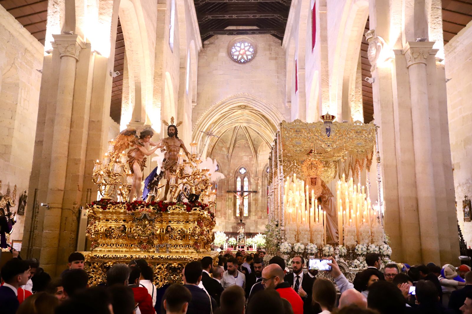 La lluvia impide la salida del Resucitado de la iglesia de Santa Marina