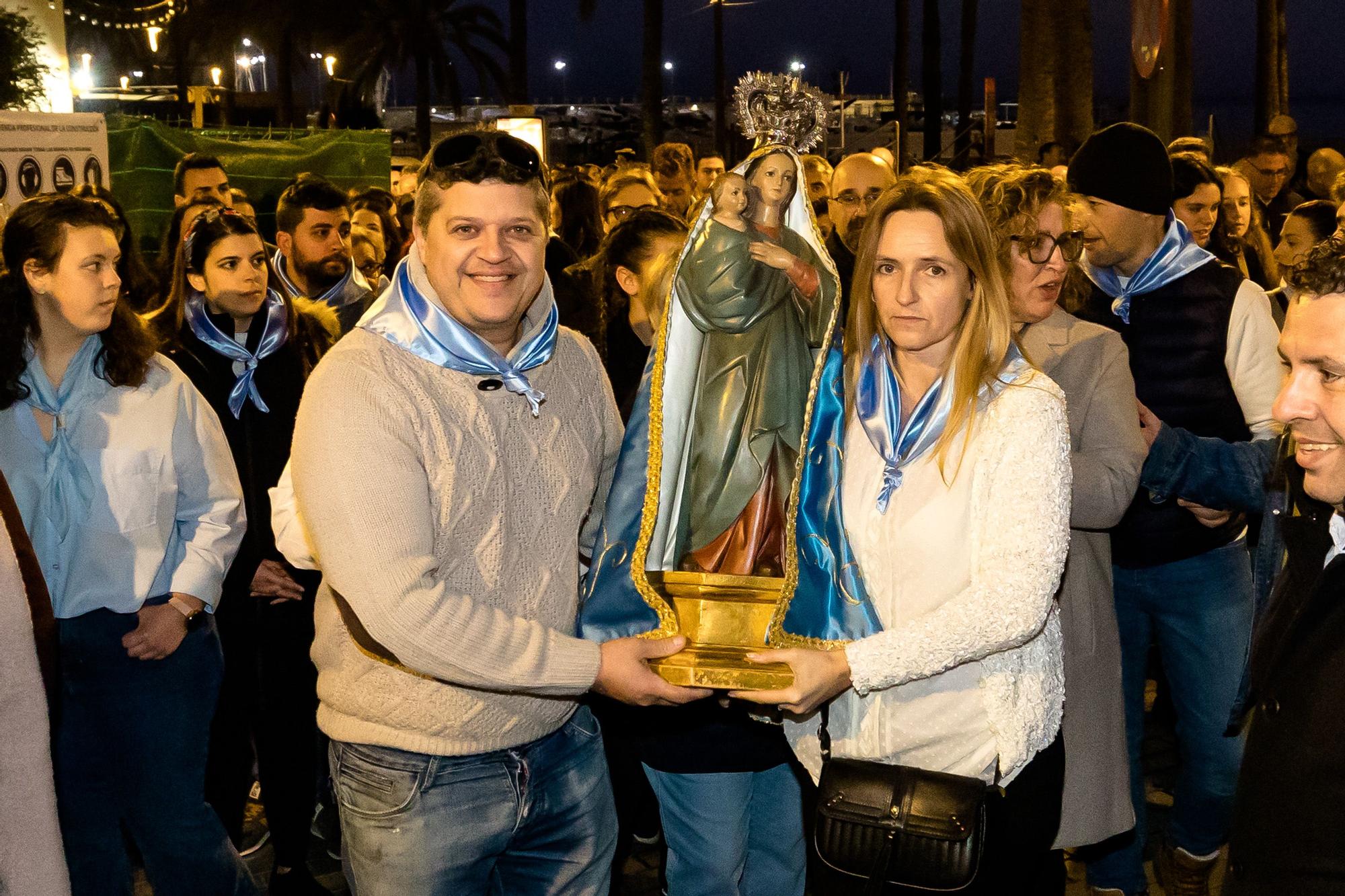 Devoción en Benidorm en la procesión de L'Alba