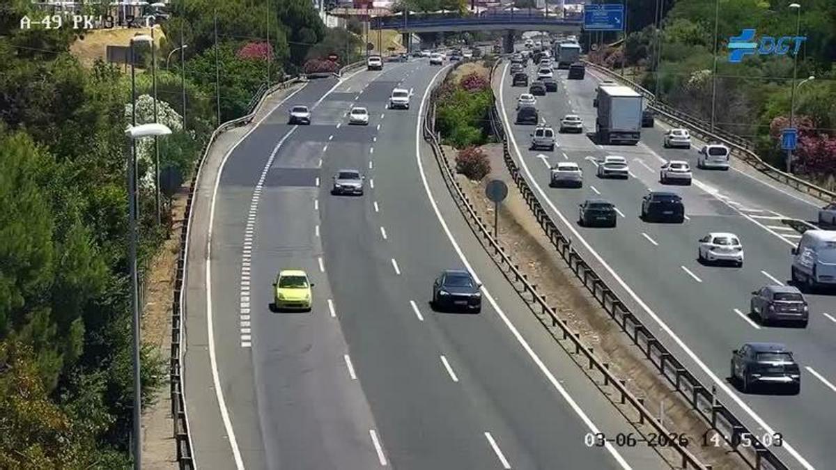 En Sevilla, dos accidentes complican la A-49.