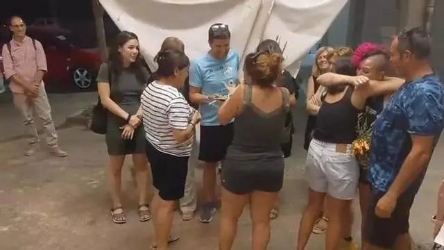 Vídeo | Los vecinos alojados en Ayerbe por el incendio de La Peña homenajean a los locales con un agradecido aplauso
