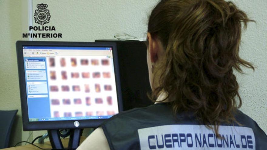 Una agente de la Policía Nacional observa archivos pedófilos. i LP / DLP