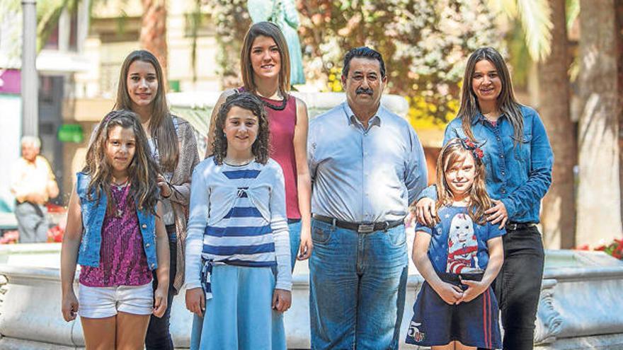 El presidente de la comisión junto a las Reinas y Damas de Clara Campoamor.